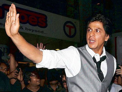 shah rukh khan narrowly escapes accident on film set shah rukh khan narrowly escapes accident on film set