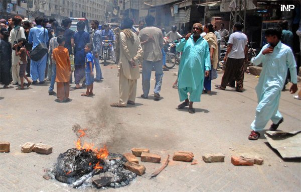 citizens of hyderabad protest against persistent load shedding photo inp