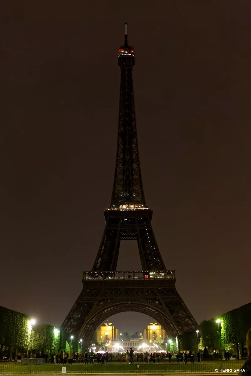 the eiffel tower turns dark to show solidarity with the victims of kabul blast photo la tour eiffel the eiffel tower turns dark to show solidarity with the victims of kabul blast photo la tour eiffel