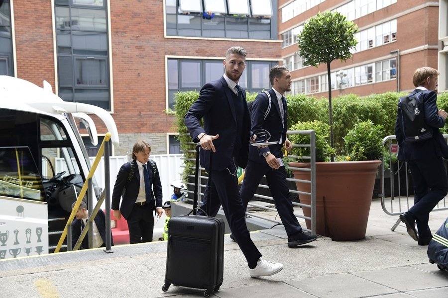 real madrid 039 s defender sergio ramos c arrives at the team 039 s hotel in cardiff south wales on june 2 2017 ahead of the uefa champions league final football match between juventus and real madrid in cardiff on june 3 photo afp