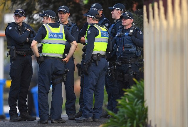 australian police stand at the site of a siege at the buckingham serviced apartments in melbourne australia june 6 2017 photo reuters