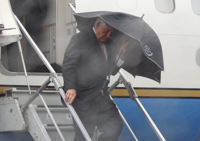 us secretary of state rex tillerson carries an umbrella in the rain as he steps off his plane in wellington new zealand june 6 2017 photo reuters