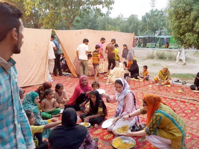 young professionals bring iftari on the road young professionals bring iftari on the road