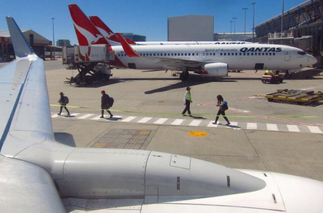 an official watches passengers as they walk along the tarmac to board a qantas airways boeing 737 800 plane at sydney 039 s domestic airport terminal in australia photo reuters an official watches passengers as they walk along the tarmac to board a qantas airways boeing 737 800 plane at sydney 039 s domestic airport terminal in australia photo reuters