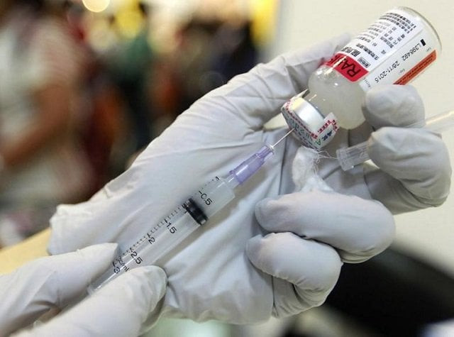 a veterinarian prepares a dosage of rabies vaccine photo reuters