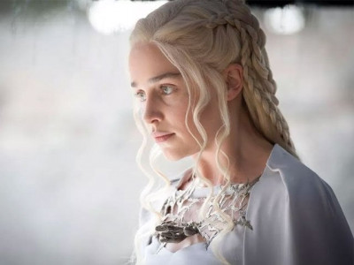 emilia clarke recalls filming got post secret brain surgery emilia clarke recalls filming got post secret brain surgery