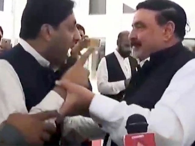 alleged pml n japan chapter worker malik noor awan confronting aml chief sheikh rashid ahmed outside the parliament house on june 8 2017 photo inp