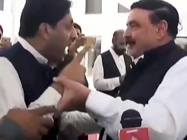alleged pml n japan chapter worker malik noor awan confronting aml chief sheikh rashid ahmed outside the parliament house on june 8 2017 photo inp alleged pml n japan chapter worker malik noor awan confronting aml chief sheikh rashid ahmed outside the parliament house on june 8 2017 photo inp
