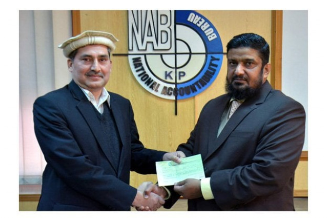 nab director general shahzad saleem handing over the cheque to additional finance secretary razaullah photo express nab director general shahzad saleem handing over the cheque to additional finance secretary razaullah photo express
