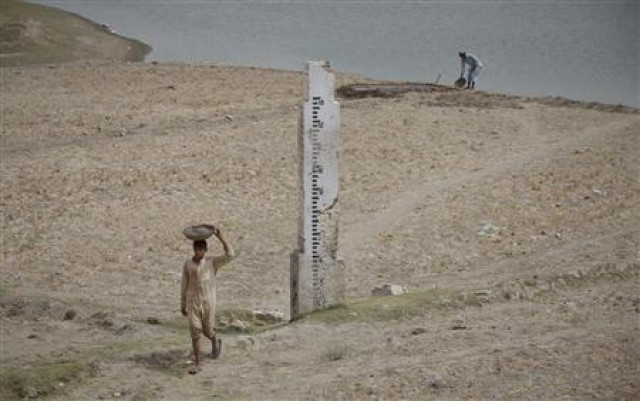 a labourer carries a pan on his head as he walk past a water gauge pillar while working to repair a portion of the aliwan band embankment in sukkur located in pakistan 039 s sindh province on june 27 2011 photo reuters a labourer carries a pan on his head as he walk past a water gauge pillar while working to repair a portion of the aliwan band embankment in sukkur located in pakistan 039 s sindh province on june 27 2011 photo reuters