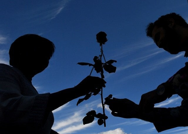 a rose is given to a member of the public by the multi faith group 039 1000roseslondon 039 on london bridge in london photo afp a rose is given to a member of the public by the multi faith group 039 1000roseslondon 039 on london bridge in london photo afp