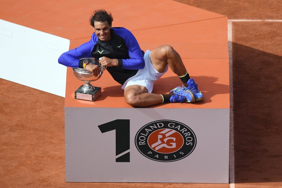 spain 039 s rafael nadal poses with the trophy after winning the men 039 s final tennis match against switzerland 039 s stanislas wawrinka at the roland garros 2017 french open on june 11 2017 in paris photo afp