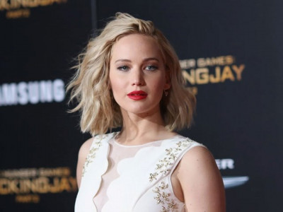 jennifer lawrence doing fine after emergency plane landing jennifer lawrence doing fine after emergency plane landing
