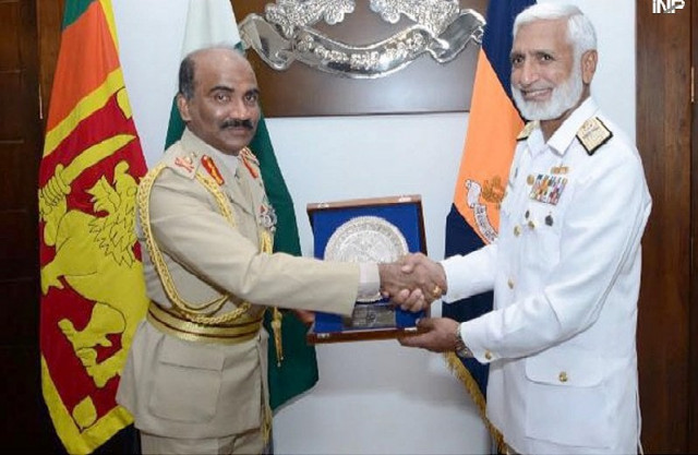 showing support navy chief admiral muhammad zakaullah exchange souvenirs with commander of srilankan army lt gen awj crishanthe de silva photo inp showing support navy chief admiral muhammad zakaullah exchange souvenirs with commander of srilankan army lt gen awj crishanthe de silva photo inp