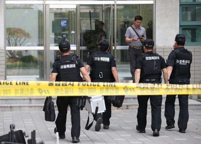 members of special weapons and tactics team arrive at the scene of an accident at yonsei university in seoul south korea june 13 2017 photo reuters