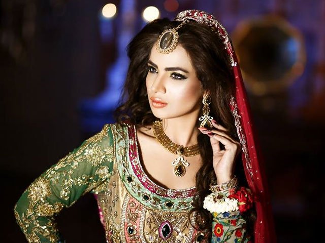 here are lahore based makeup artist hifsa khan s essential tips for summer brides