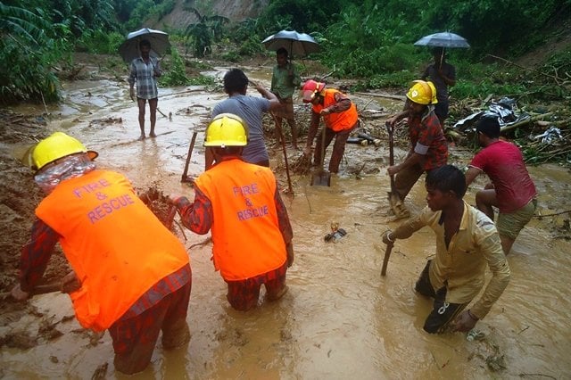 bangladeshi fire fighters and residents search for bodies after a landslide in bandarban on july 13 2017 photo afp