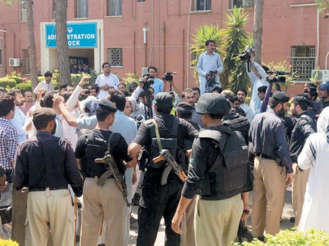 police resorted to baton charge and arrest to disperse the protesters of yda at hayatabad medical complex photo ppi police resorted to baton charge and arrest to disperse the protesters of yda at hayatabad medical complex photo ppi