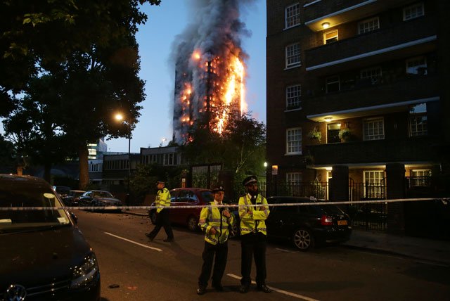police man a security cordon as a huge fire engulfs the grenfell tower early june 14 2017 in west london photo afp