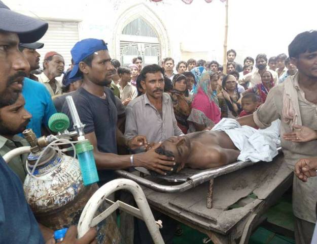 irfan masih 039 s family and community members staged a sit along with his body on the inter district road connecting umerkot photo twitter