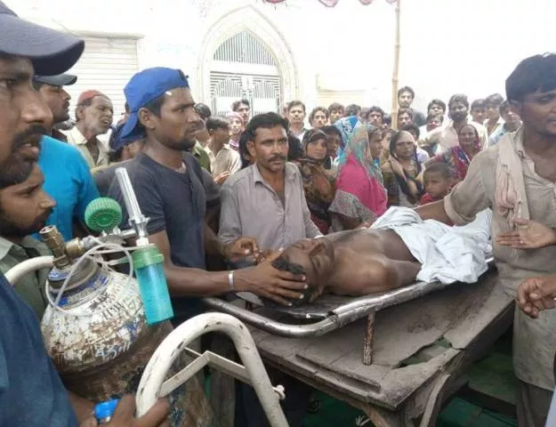 irfan masih 039 s family and community members staged a sit along with his body on the inter district road connecting umerkot photo twitter irfan masih 039 s family and community members staged a sit along with his body on the inter district road connecting umerkot photo twitter