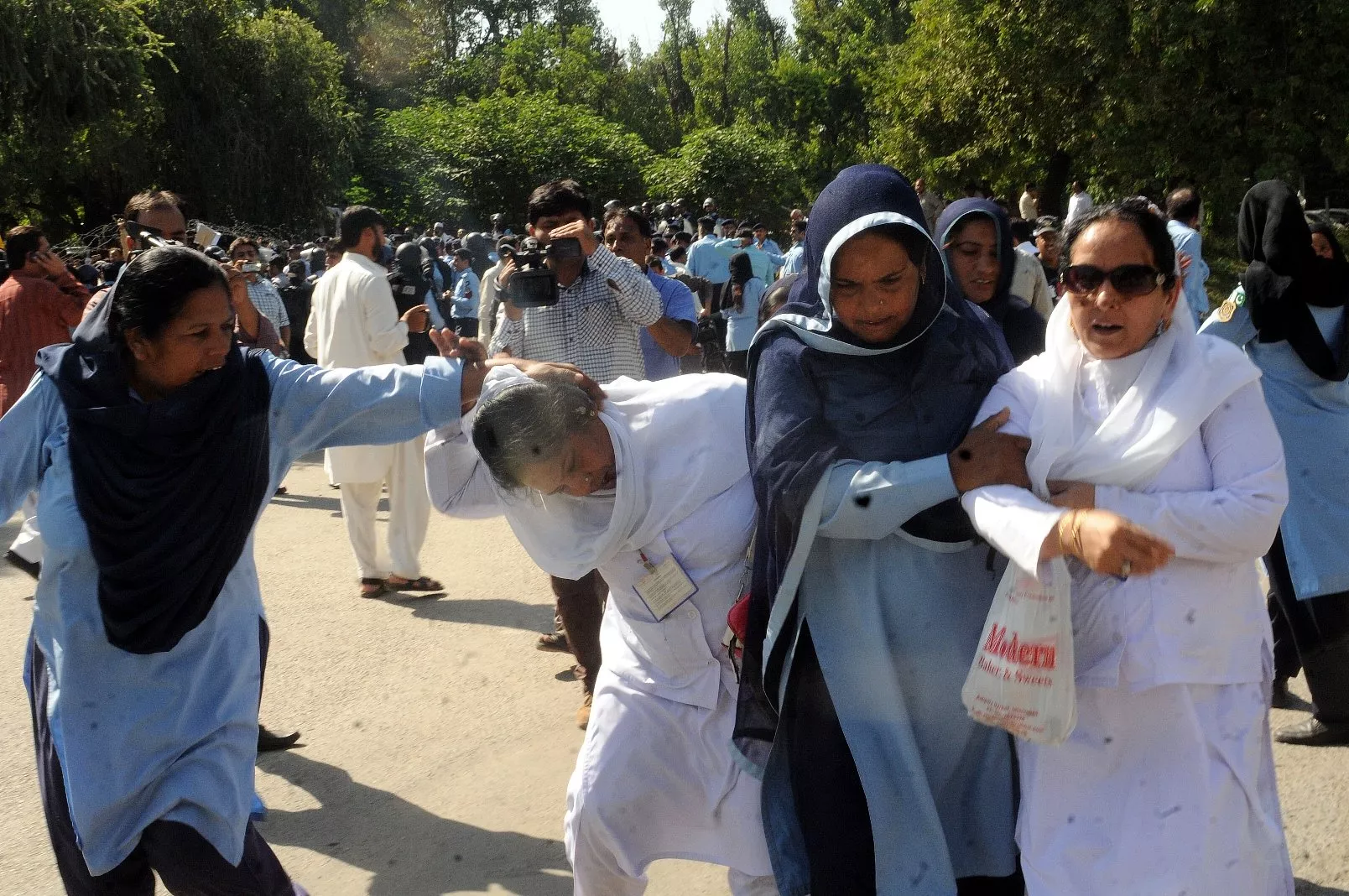 policewomen man handle paramedical staff as they protest in islamabad photo express policewomen man handle paramedical staff as they protest in islamabad photo express