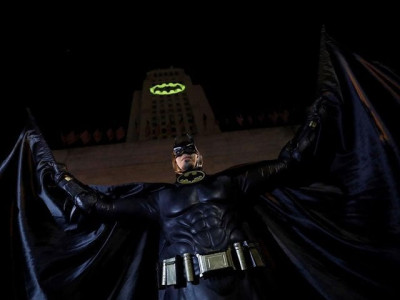 los angeles lights up city hall with batman signal