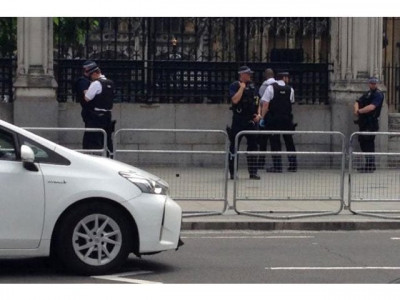 uk armed police arrest suspected knifeman near parliament