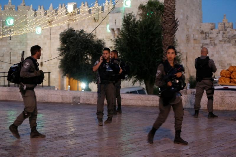 israeli policemen secure the scene of the shooting and stabbing attack outside damascus gate in jerusalem 039 s old city june 16 2017 photo reuters