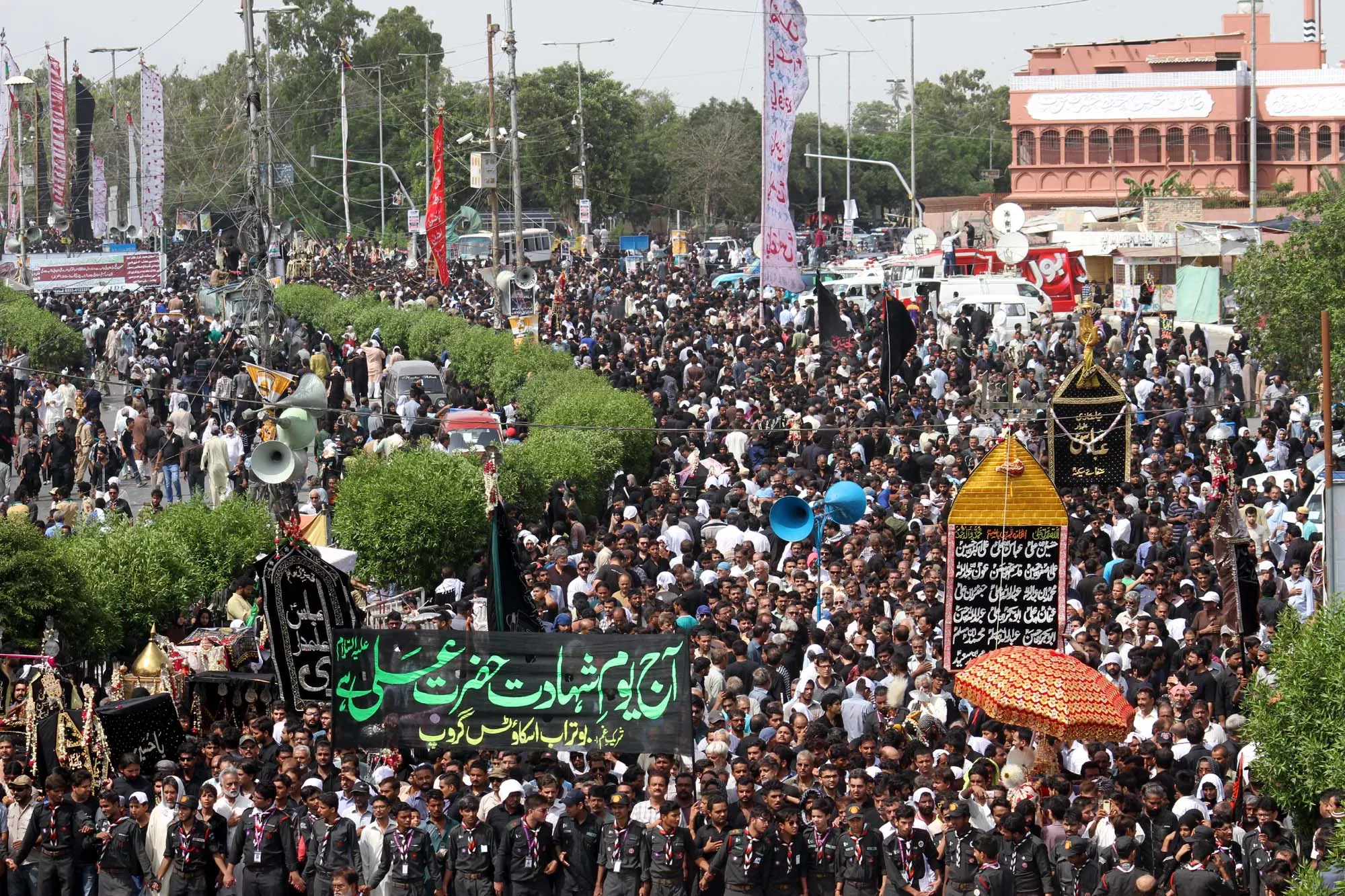 more than 5 000 law enforcers performed security duties along the route of central procession in karachi photo athar khan express more than 5 000 law enforcers performed security duties along the route of central procession in karachi photo athar khan express