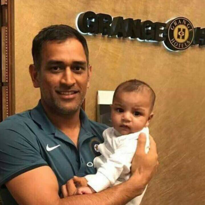 ms dhoni with sarfaraz ahmed 039 s son photo twitter