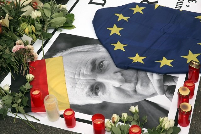 flowers candles and an eu flag are placed on a picture of former german chancellor helmut kohl in front of his house in oggersheim near ludwigshafen western germany on june 17 2017 helmut kohl the former german chancellor who seized the chance to reunite his country after years of cold war separation died at the age of 87 on june 16 2017 photo afp