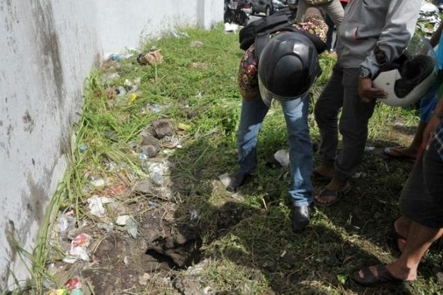 people look into a hole through which four foreign inmates escaped from kerobokan prison in denpasar bali indonesia photo reuters people look into a hole through which four foreign inmates escaped from kerobokan prison in denpasar bali indonesia photo reuters