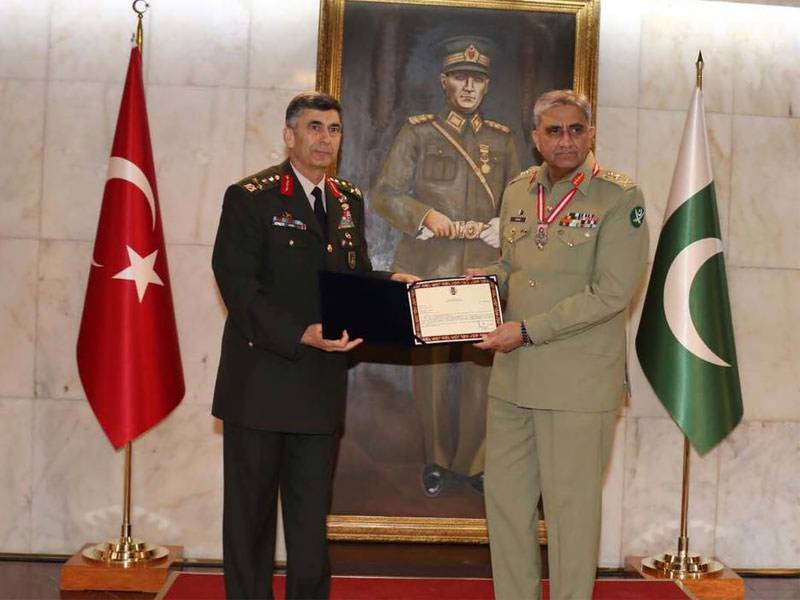 general bajwa receiving the award photo radio pakistan