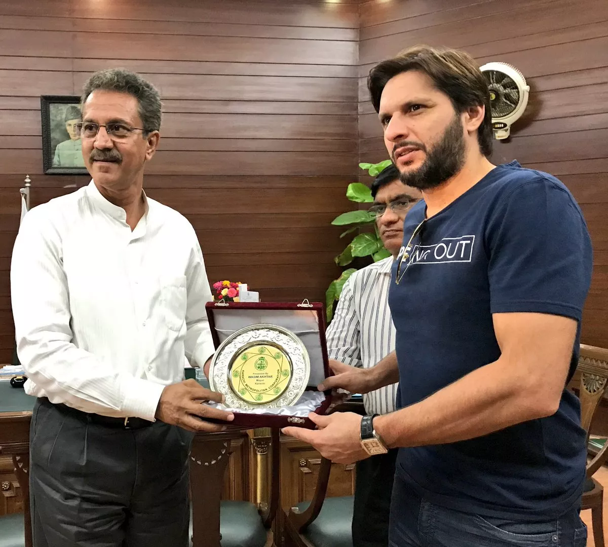 mayor karachi wasim akhter with shahid afridi photo twitter mayor karachi wasim akhter with shahid afridi photo twitter