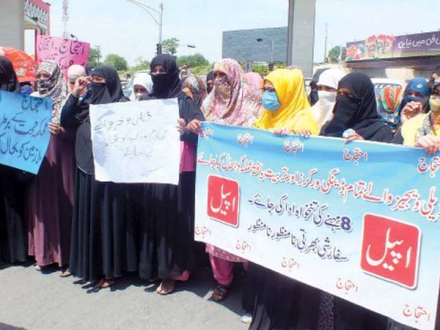 daily wagers of dengue project protesting photo agha mehroz express