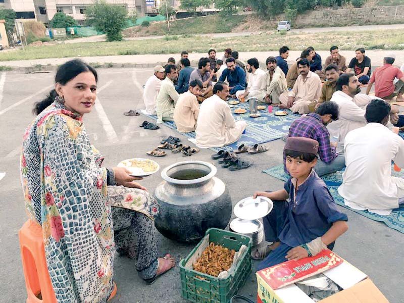 bijli khanum distributes free iftari among people photo courtesy muneeba mazari