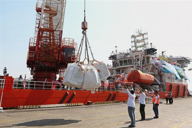 volunteers unloading aid boxes photo afp volunteers unloading aid boxes photo afp