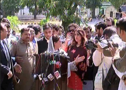 pti s uzma kardar interrupts marriyum aurangzeb s presser in islamabad