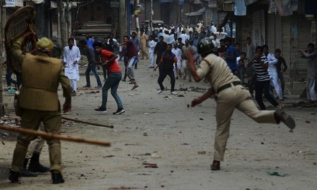 clash between indian policemen and kashmiri youth photo afp