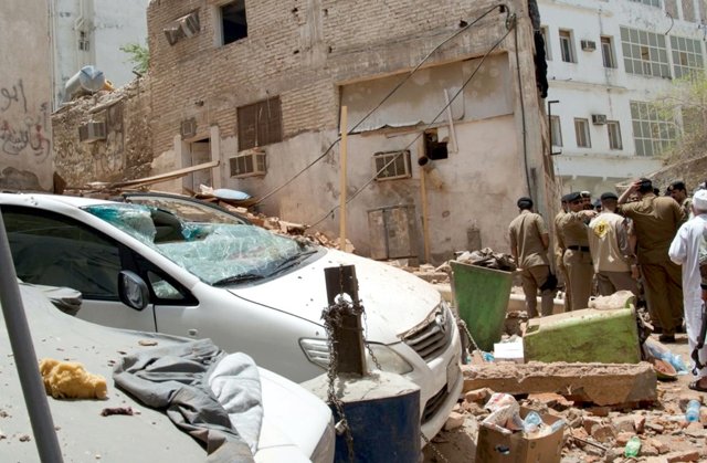 a handout picture provided by the saudi press agency spa on june 23 2017 shows saudi security forces inspecting the site of a foiled attack in the holy city of mecca six foreign pilgrims were hurt in saudi arabia when a suicide bomber targeting islam 039 s holiest site of mecca blew himself up the interior ministry said the incident happened around the grand mosque where hundreds of thousands of worshippers gathered for early afternoon prayers on the last friday of this year 039 s ramadan the muslim fasting month photo afp