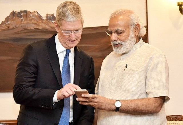 indian prime minister narendra modi r speaks with apple ceo tim cook as they look at modi 039 s iphone during a meeting in new delhi photo afp indian prime minister narendra modi r speaks with apple ceo tim cook as they look at modi 039 s iphone during a meeting in new delhi photo afp