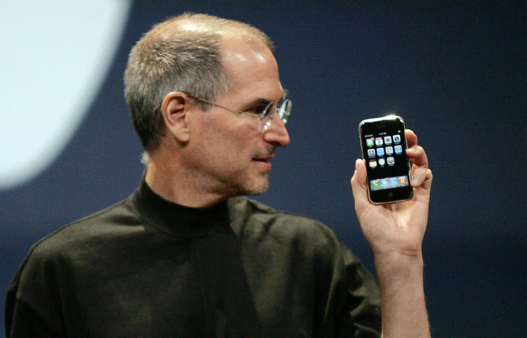 apple computer inc chief executive officer steve jobs holds the new iphone in san francisco california january 9 2007 photo reuters apple computer inc chief executive officer steve jobs holds the new iphone in san francisco california january 9 2007 photo reuters