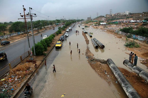 five more killed as rain plays havoc in karachi for second day