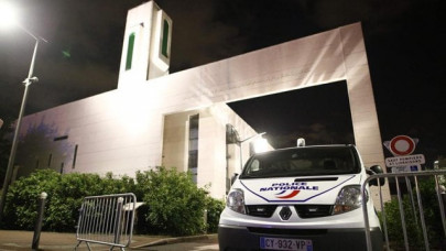 man held after driving vehicle into barriers protecting paris mosque man held after driving vehicle into barriers protecting paris mosque