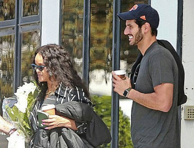 rihanna s billionaire beau flew out a life size bear to woo her rihanna s billionaire beau flew out a life size bear to woo her