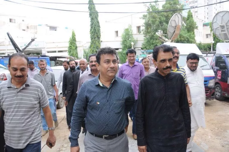 mqm p leader shahid pasha l walks alongside mqm p 039 s khalid maqbool siddiqui photo mqm twitter mqm p leader shahid pasha l walks alongside mqm p 039 s khalid maqbool siddiqui photo mqm twitter
