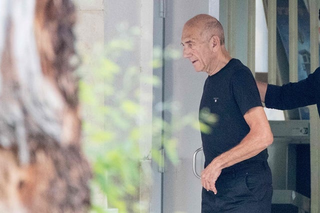 former israeli prime minister ehud olmert 71 leaves the maasyahu prison on july 2 2017 in ramla israeli ex prime minister ehud olmert was freed from prison after being granted parole in a corruption case that reduced his sentence by a third the 71 year old olmert premier between 2006 and 2009 was convicted of graft and entered prison in february 2016 he had been sentenced to 27 months photo afp