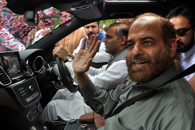 prime minister nawaz sharif 039 s cousin tariq shafi arrives at the federal judicial complex to appear before the panamagate jit on sunday july 2 2017 photo express