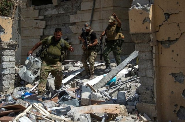 iraq 039 s elite rapid response division patrol a medical complex in al shifaa neighbourhood on the west bank of mosul on july 1 2017 photo reuters iraq 039 s elite rapid response division patrol a medical complex in al shifaa neighbourhood on the west bank of mosul on july 1 2017 photo reuters
